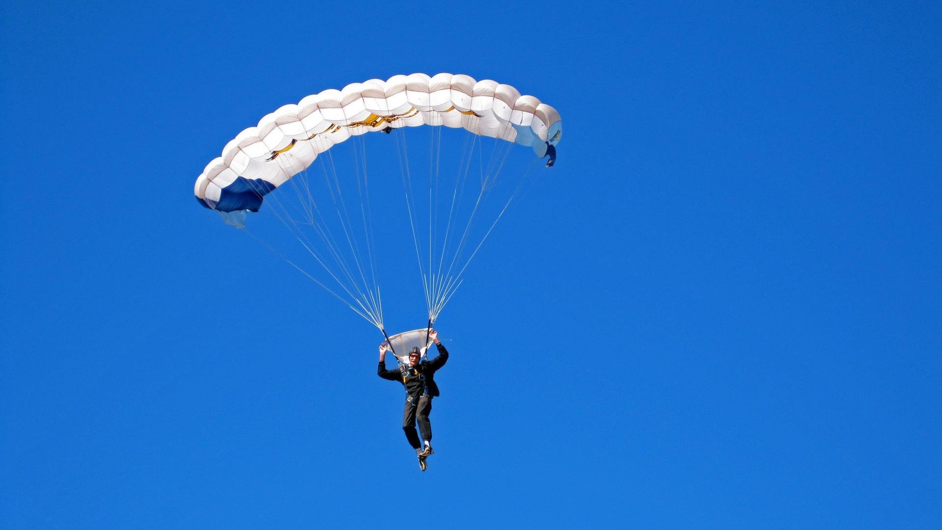 KOK电竞-蓝衣军团士气如虹，剑指芬兰全力冲刺